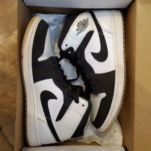 Jordan Mid SE Black and White Box